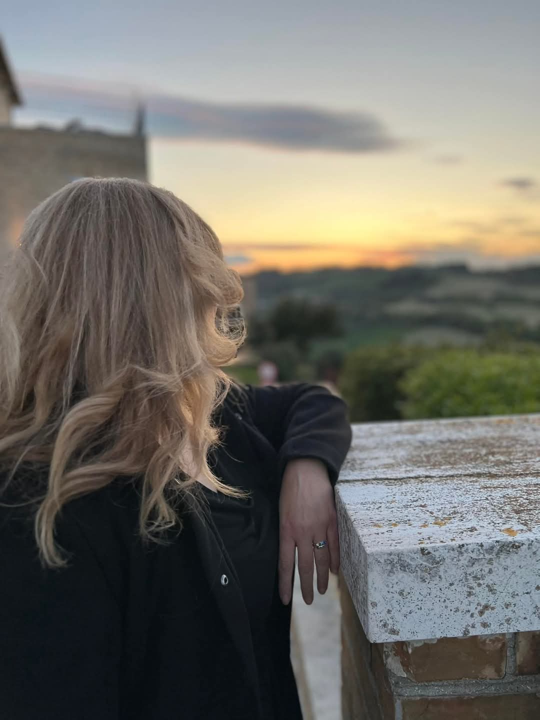 Soluzione anima nasce dalla formazione di Giusi Baldoni che
Inizia a nel 2005 come riflessologa plantare.
In seguito studia presso la scuola di naturopatia Riza e si appassiona di simbologia archetipica.

Dopo diversi corsi di approfondimento su varie discipline come floriterapia, psicosomatica, kinesiologia applicata, tecniche di rilassamento, mindfulness, aromaterapia, reiki e theta healing, frequenta la scuola di neoalchimia diplomandosi con una tesi sul segreto della vita nascosto nel cuore della grande madre.

Appassionata di simboli crea un sistema di lavoro su se stessi, chiamato Percorso Phoenix con ausilio di emotional carpets e frequenze musicali, basato sulle antiche conoscenze che sfrutta il potenziale immaginativo e la connessione con il proprio divino.

Cercando l'equilibrio tra maschile e femminile sacro in ognuno di noi che ci conduce alla via del cuore sviluppa un sistema individuale di lavoro sul DNA coi propri antenati.

Da qui ha inizio il progetto soluzione anima...