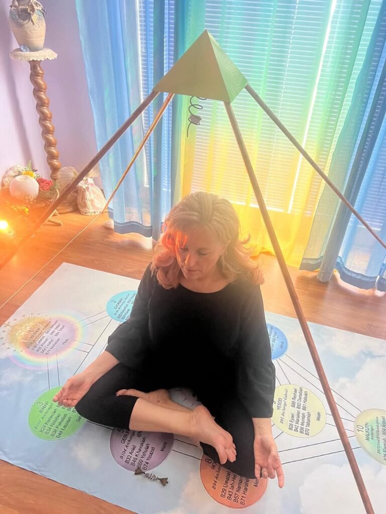 iusi Baldoni
La mia formazione
Soluzione anima nasce dalla formazione di Giusi Baldoni che Inizia a nel 2005 come riflessologa plantare.
In seguito studia presso la scuola di naturopatia Riza e si appassiona di simbologia archetipica.

Dopo diversi corsi di approfondimento su varie discipline come floriterapia, psicosomatica, kinesiologia applicata, tecniche di rilassamento, mindfulness, aromaterapia, reiki e theta healing, frequenta la scuola di neoalchimia diplomandosi con una tesi sul segreto della vita nascosto nel cuore della grande madre.

Appassionata di simboli crea un sistema di lavoro su se stessi, chiamato Percorso Phoenix con ausilio di emotional carpets e frequenze musicali, basato sulle antiche conoscenze che sfrutta il potenziale immaginativo e la connessione con il proprio divino.

Cercando l’equilibrio tra maschile e femminile sacro in ognuno di noi che ci conduce alla via del cuore sviluppa un sistema individuale di lavoro sul DNA coi propri antenati.

Da qui ha inizio il progetto Soluzione anima…