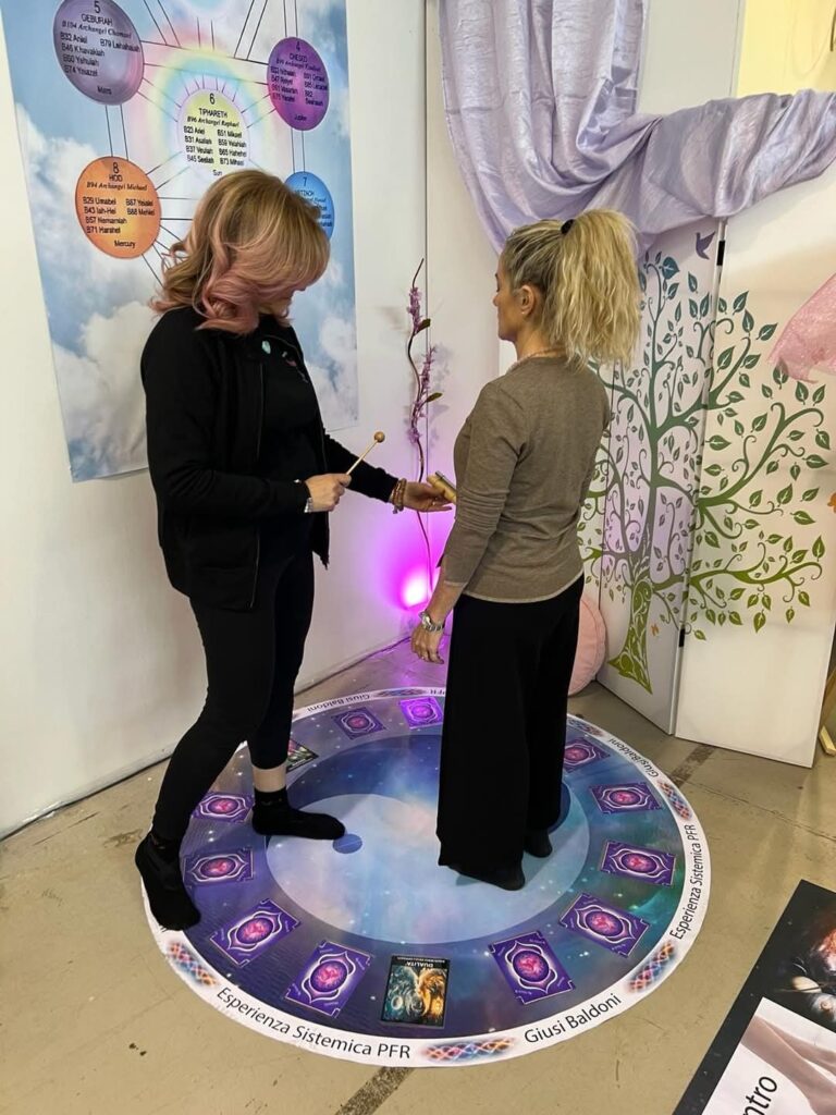 Emotional Carpet
Fiera Natural Expo 2024
In questa edizione ho presentato e sperimentato la tecnica del viaggio guidato ... grazie all' ausilio di un tappeto. Il viaggio ti porta in contatto con il tuo sè interiore verso la tua veritá ...
Ricontattare la connessione che l’essere umano ha con la fonte universale ci aiuta a superare i piccoli grandi traumi della vita quotidiana.  Attraverso questa tecniica coadiuvata dall’utilizzo di emotional carpets da me ideati proviamo a ricontattare la nostra sacralitá col fine di vedere con altri occhi tutto quello che ci porta a vivere ferite e tensioni, nostre e ricevute dal nostro albero genealogico