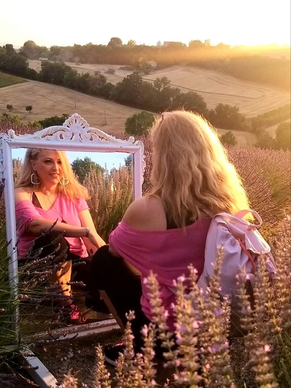 Giusi Baldoni, naturopata a indirizzo psicosomatico e operatrice in tecniche neoalchemiche. Specializzata in floriterapia, kinesiologia applicata e aura-soma.